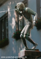 Der Koblenzer Sch�ngel, ein Wahrzeichen von Koblenz, das jede Stunde Wasser spuckt ...