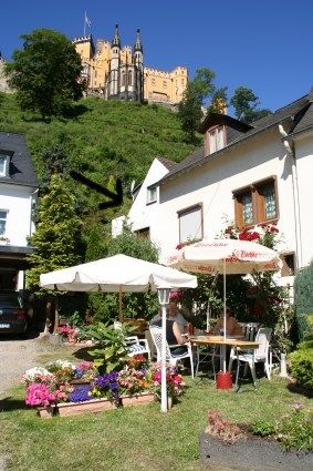 Dort (Pfeil) liegt Ihre Ferienwohnung ,, der Sitzplatz im Vordergrund gehrt nicht zu der Ferienwohnung